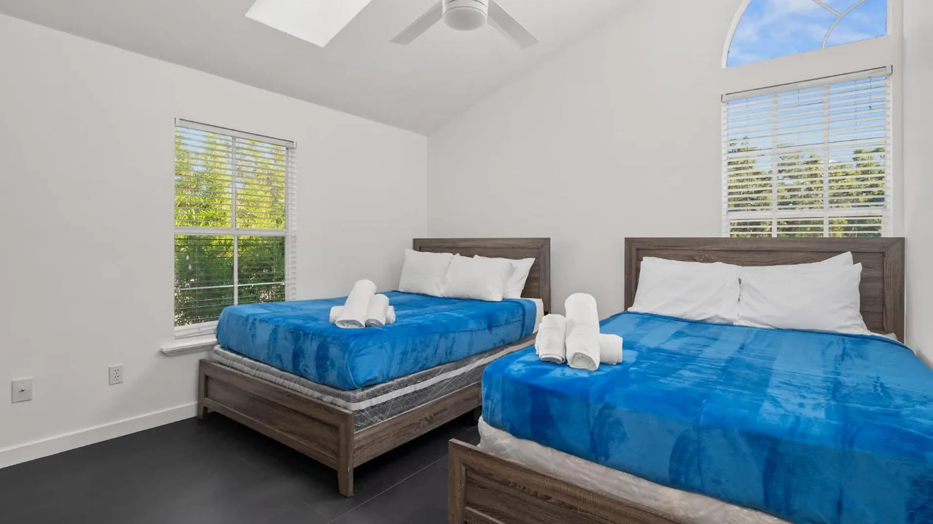 Luxury Waterfront Villa Heated Pool & Gameroom 탬파