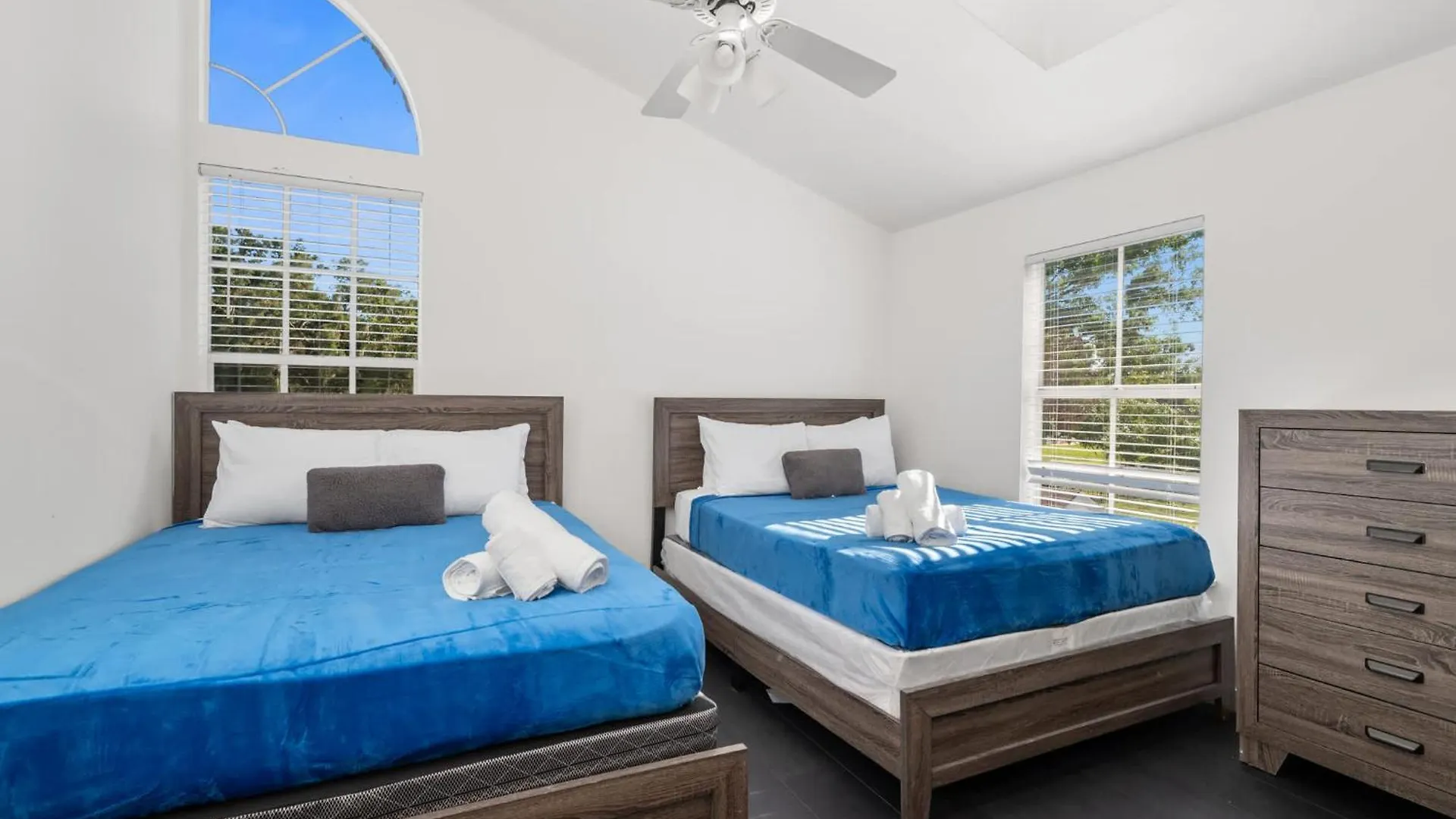 Luxury Waterfront Villa Heated Pool & Gameroom Tampa