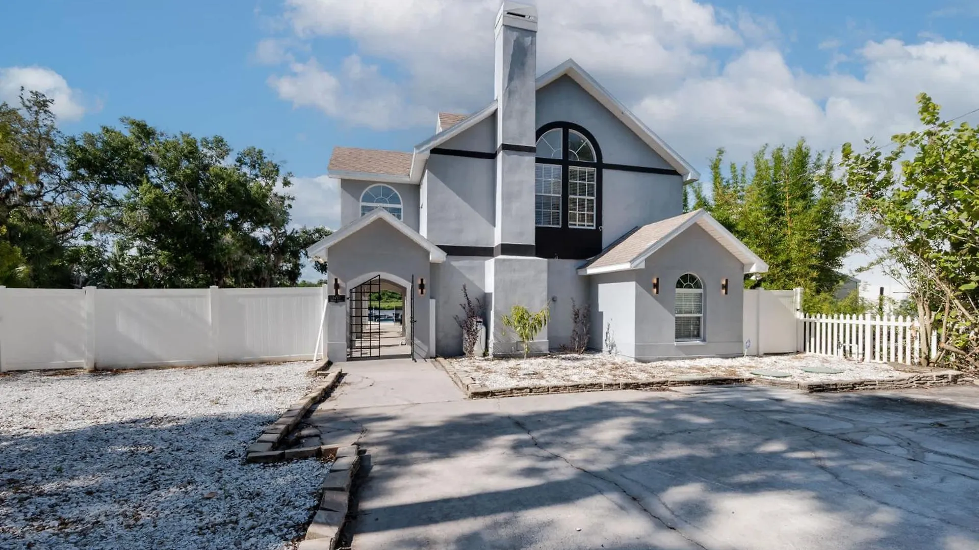 Luxury Waterfront Villa Heated Pool & Gameroom Tampa