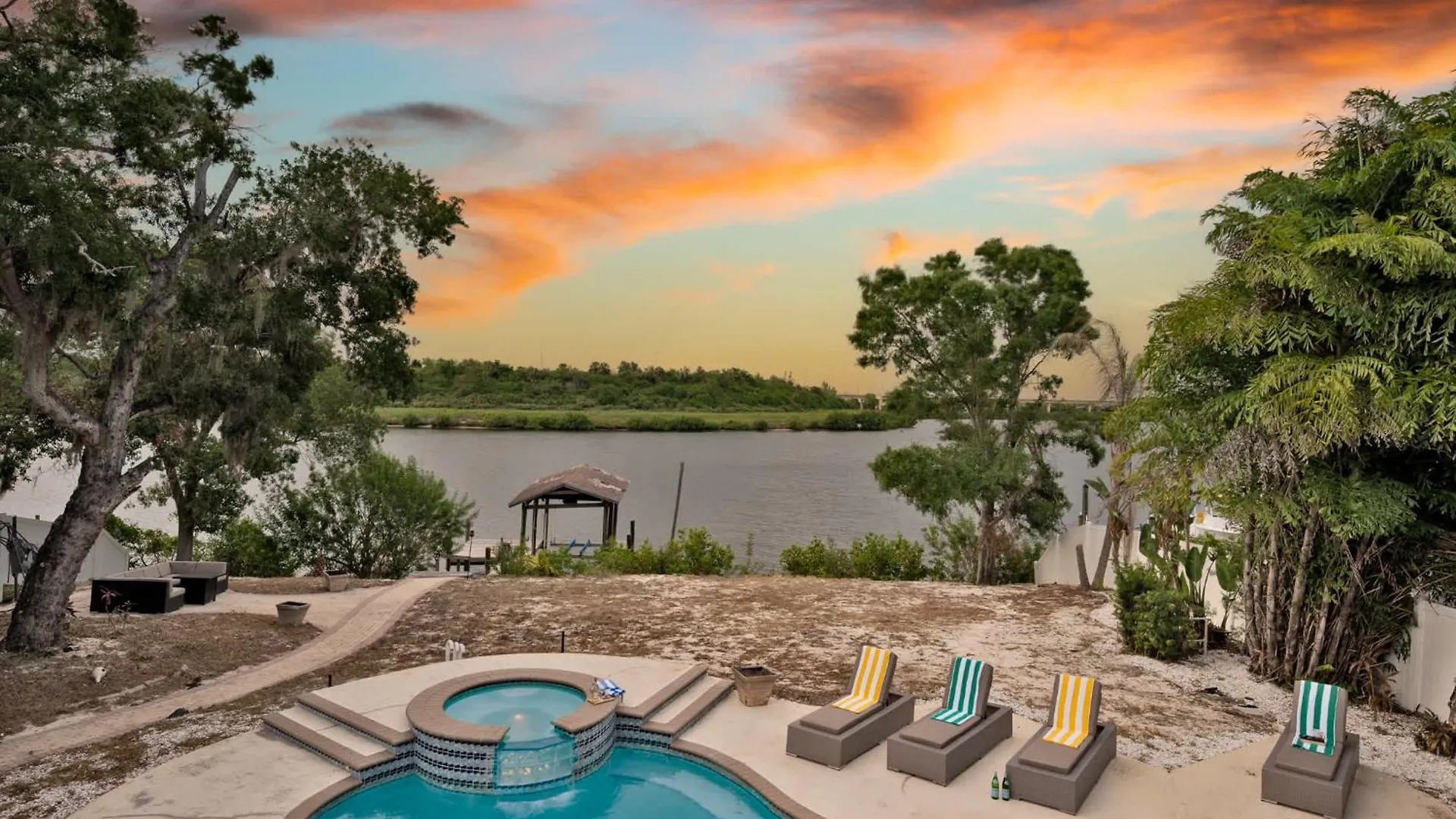 Luxury Waterfront Villa Heated Pool & Gameroom Tampa