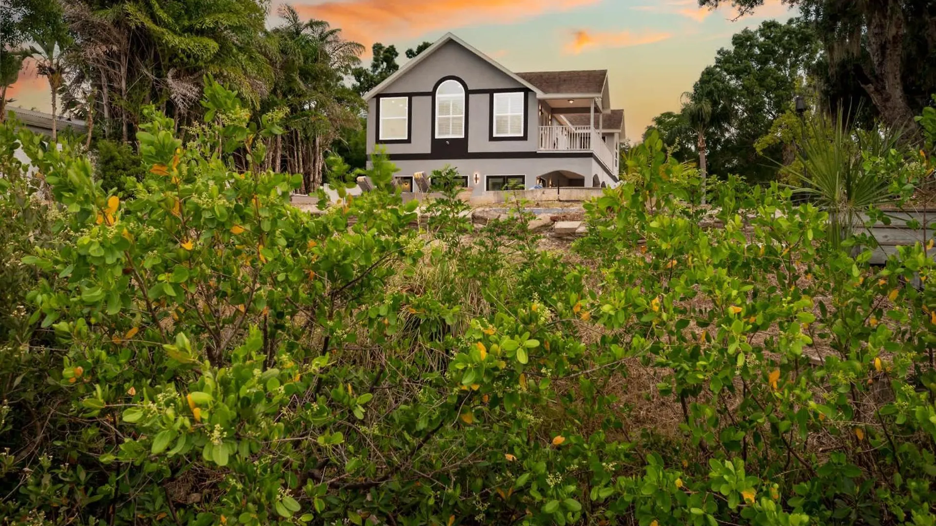 Luxury Waterfront Villa Heated Pool & Gameroom Tampa