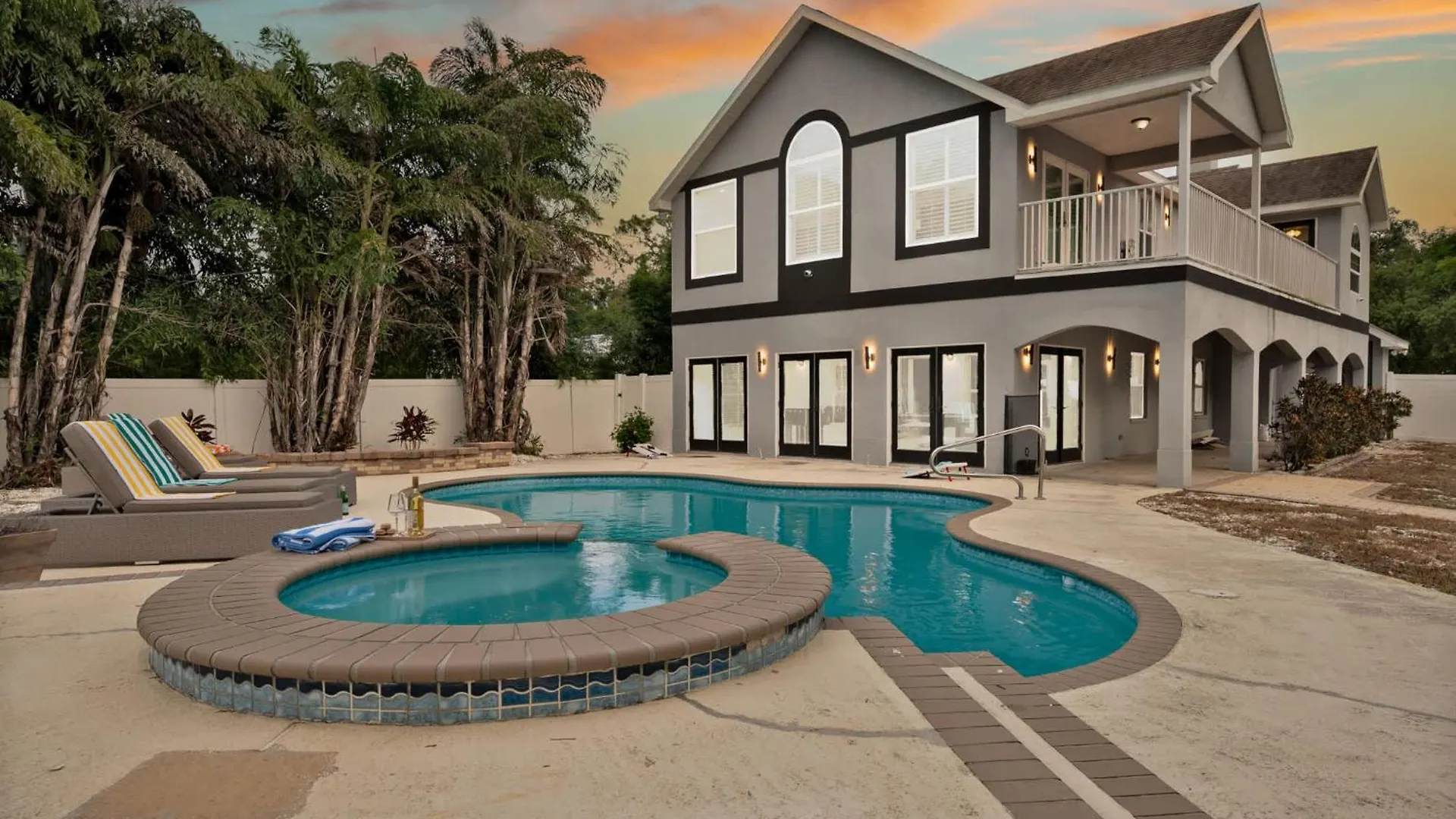 Luxury Waterfront Villa Heated Pool & Gameroom Tampa